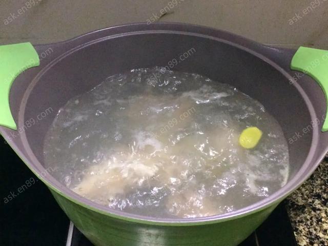 特色美食：黄豆眉豆海带骨头汤做法，一道适合秋冬喝的靓汤